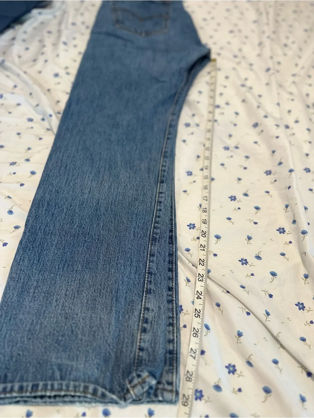 VTG style Levi's 501 Sz: 34x32 button fly straight leg medium wash blue jeans.